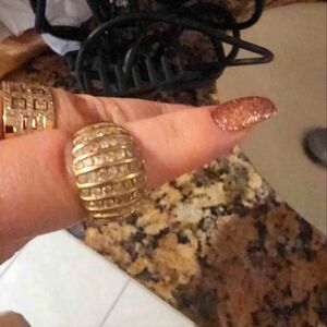 Absolutely beautiful.. Barely Used!! 10 k band ring